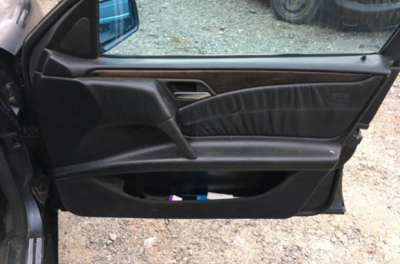 Mercedes-Benz E 200 E200i снимка 7