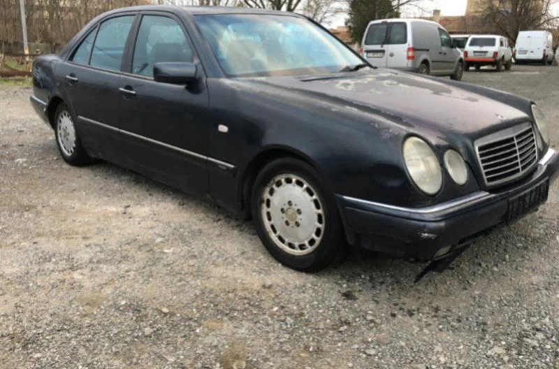 Mercedes-Benz E 200 E200i снимка 5