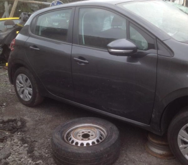 Peugeot 208 1.2I снимка 5